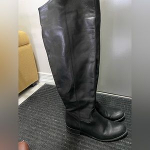Le chateau black knee boots